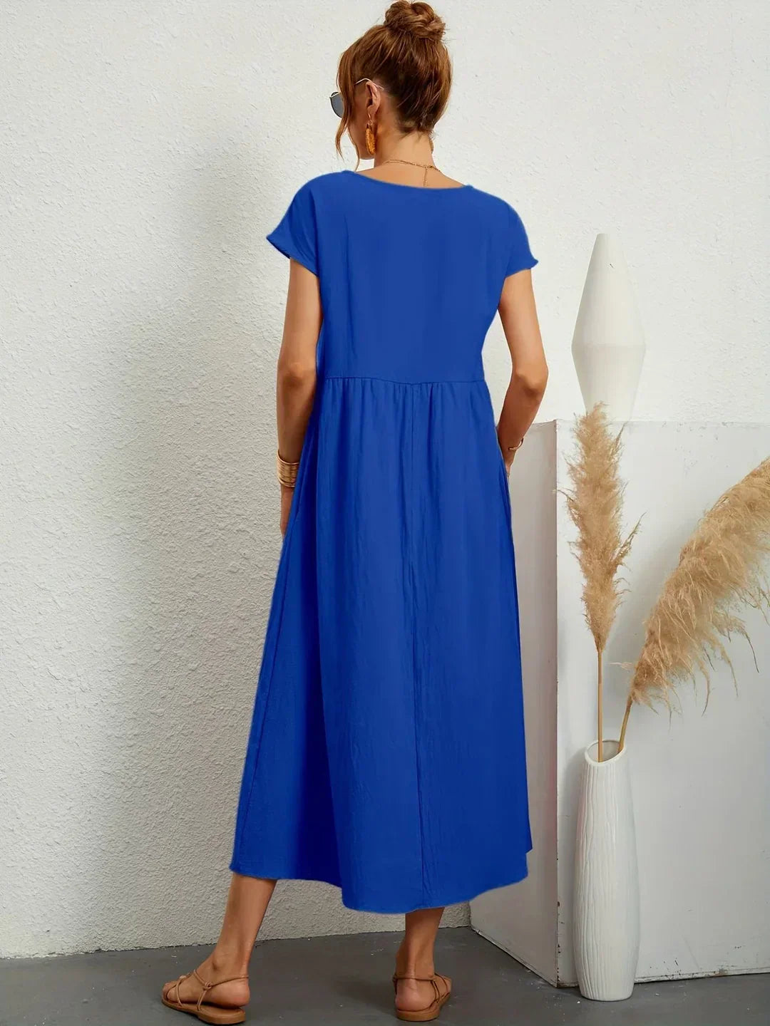 Lucyna - Midi sukienka w płynnej elegancji ponadczasowej