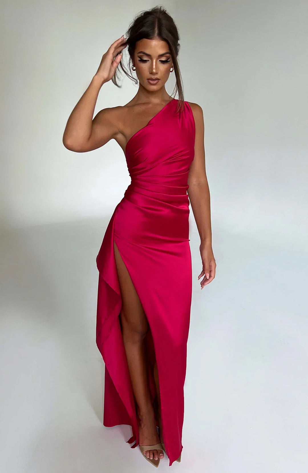 Henryka - Z plisowaną satynową sukienką z rozcięciem na jedno ramię